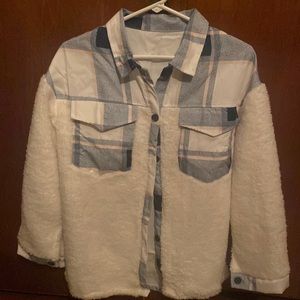 Small Women Jr’s Cream Sherpa/Fleece Navy Plaid Lapel Shirt Top Shacket